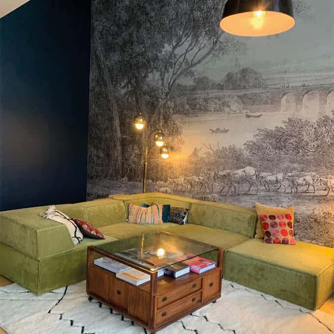 Plus - Interior Design | Wohnzimmergestaltung mit sehr hohem Wandbild mit historischem Gemälde