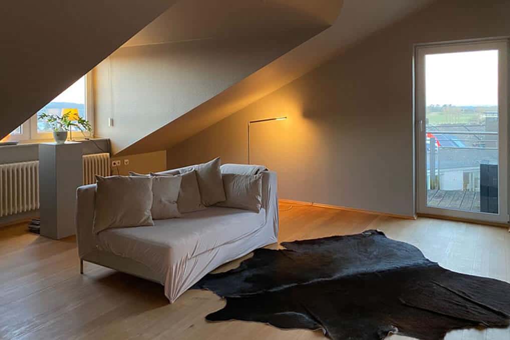 Projekte von PLUS - Interior Design | Private Wohnung Farbgestaltung Fersehzimmer