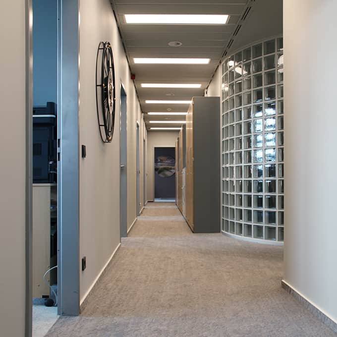 Projekte von PLUS - Interior Design | Neugestaltung Handelsverband Sachsen | Flur zu den Büros 1