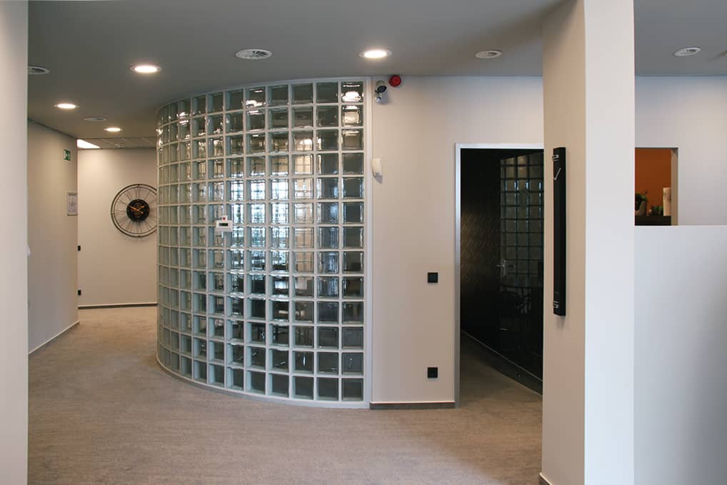 Projekte von PLUS - Interior Design | Neugestaltung Handelsverband Sachsen | Eingangsbereich mit Glasbausteinwand 1