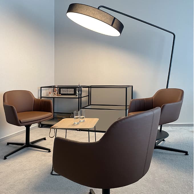 Projekte von PLUS - Interior Design | Neugestaltung Handelsverband Sachsen | Loungebereich 1