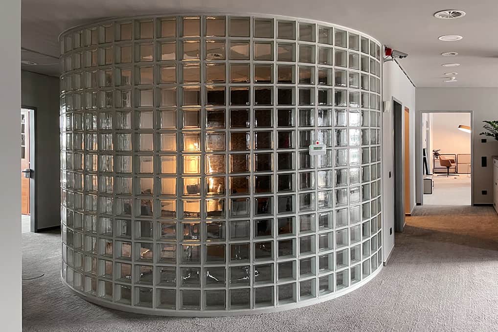 Projekte von PLUS - Interior Design | Neugestaltung Handelsverband Sachsen | Eingangsbereich mit runder Glasbausteinwand