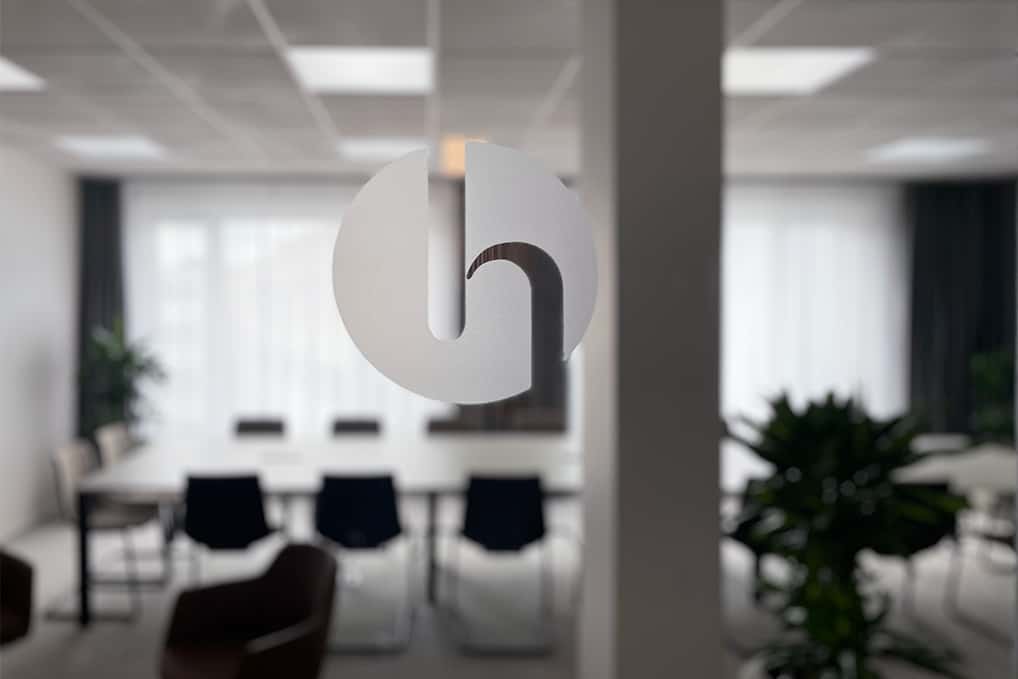 Projekte von PLUS - Interior Design | Neugestaltung Handelsverband Sachsen | Logo mit Blick in Konferenzraum
