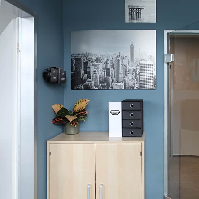 Projekte von PLUS - Interior Design | Neugestaltung Handelsverband Sachsen | Blaues Büro 1