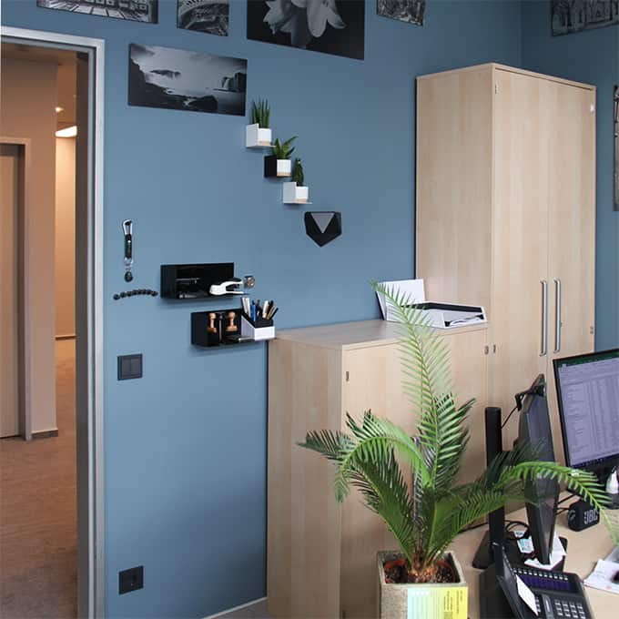 Projekte von PLUS - Interior Design | Neugestaltung Handelsverband Sachsen | Blaues Büro 3